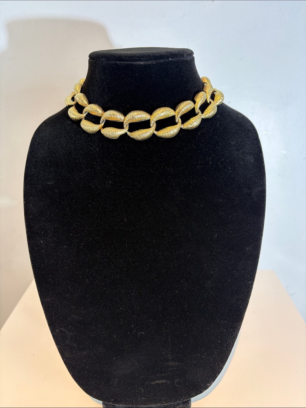 Vintage 80s Textured Gold Tone Chunky Link Statement Necklace/choker